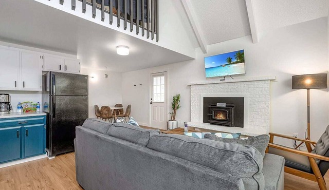 Cozy Chalet in Ocean Shores located within steps from the beach