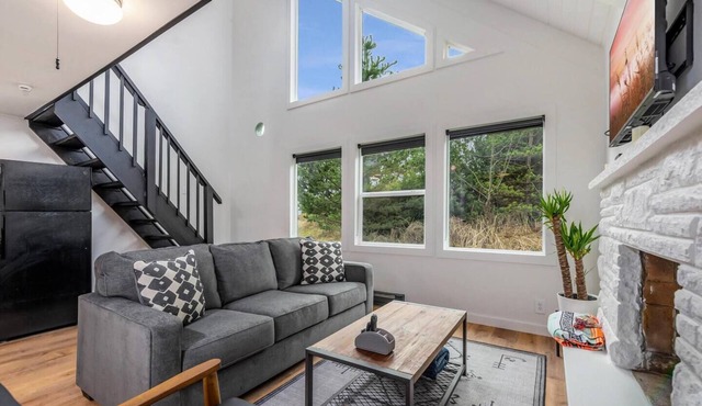 Cozy Chalet in Ocean Shores located within steps from the beach