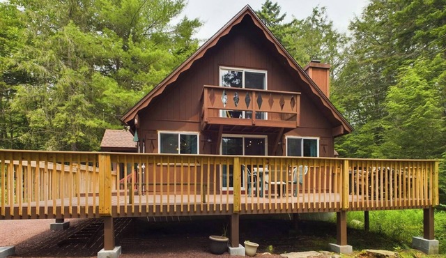 Cozy Chalet in Pocono Pines. Two blocks from Lake Naomi.