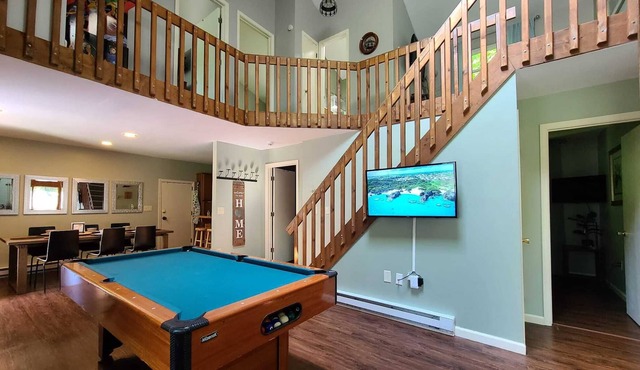 Cozy Chalet in the heart of Pocono Mt HOTTUB & SAUNA