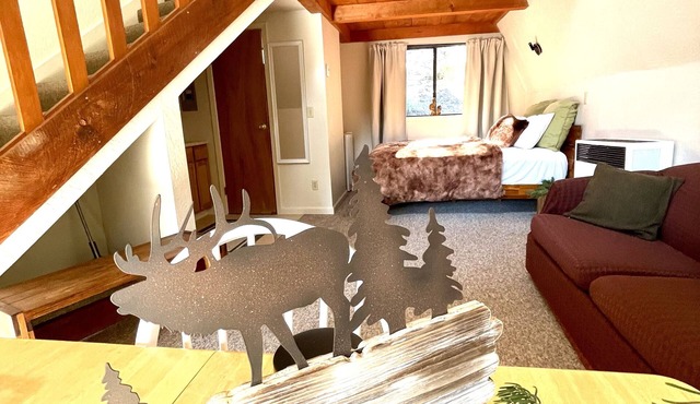 Cozy chalet Lake Tahoe area perfect location for skiing ⛷️ at Sierra Tahoe