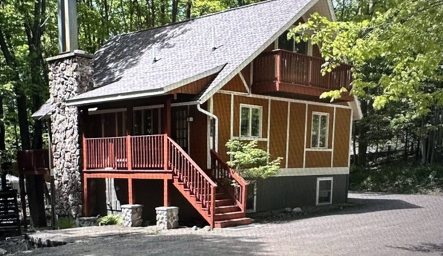 Cozy chalet located in Ski Brule Village features 4 bedrooms and 2 living areas.