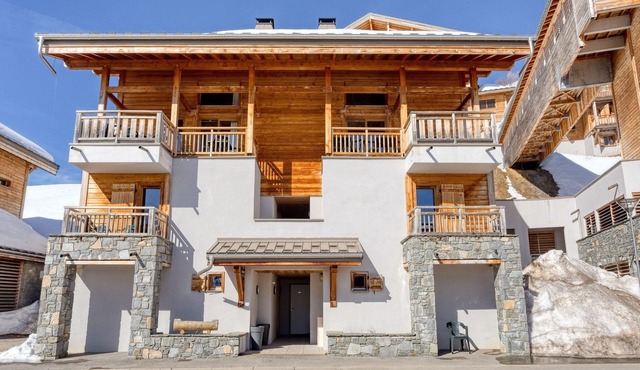 Cozy Chalet Near Slopes