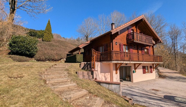 Cozy Chalet Near Ski Slopes and Lake, Sleeps 7, WiFi, Fireplace, Large Garden, Garage