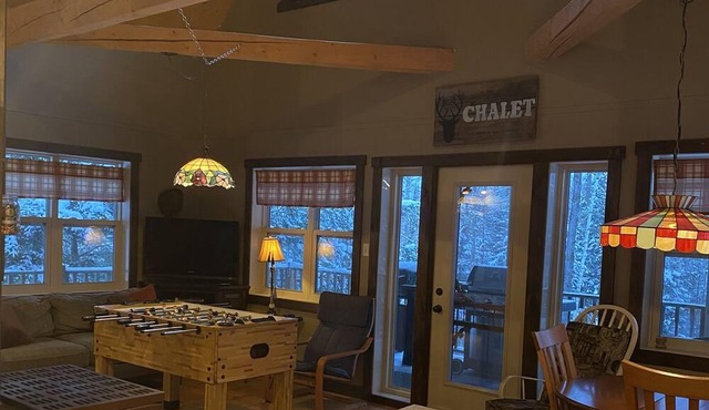 Cozy Chalet next to beaches and hiking trail