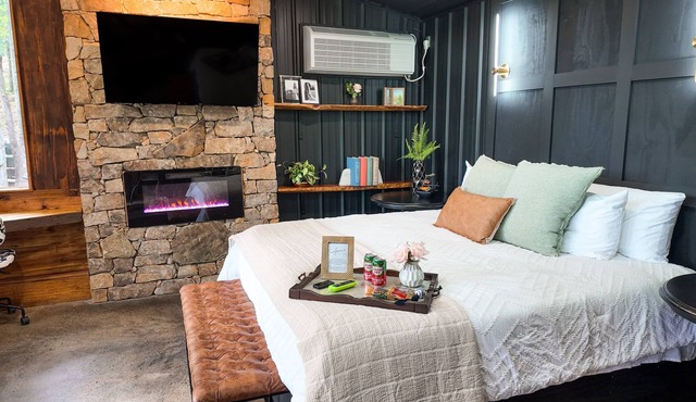 Cozy chalet overlooking our horses and cattle!