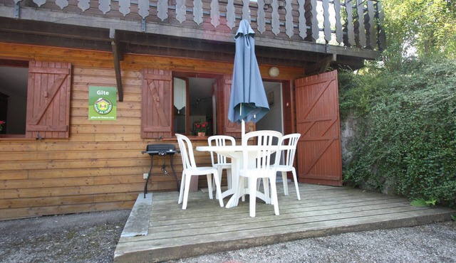 Cozy Chalet Retreat: Terrace, Central Heating, Near Lake and Ski Trails
