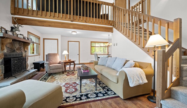 Cozy Chalet Style Home, Walk to Lake Harmony