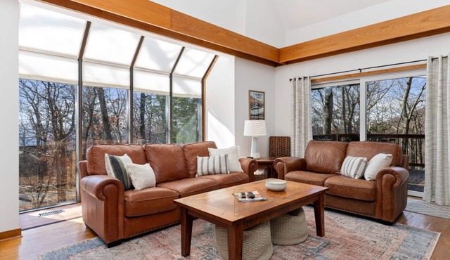 Cozy chalet w/king beds, fireplace, and hot tub. Close to hiking! Dog-friendly!