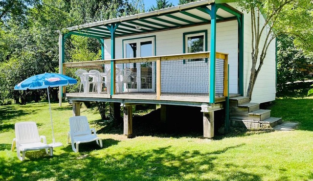 Cozy chalet with terrace for 4 guests