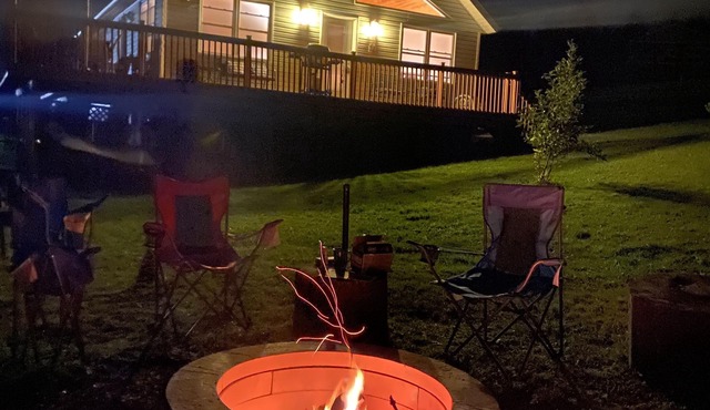 Cozy Chalet with Water View, Kayaks and Hot Tub on the Stanley River