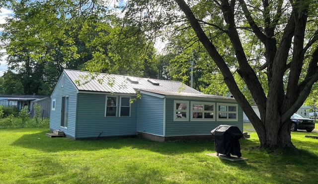 Cozy channel cottage with dock and access to North Sandy Pond.