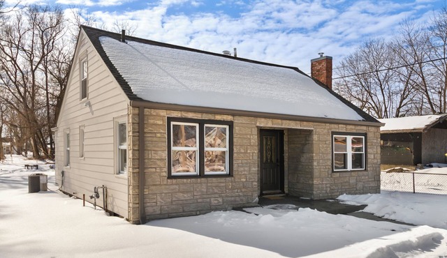 Cozy Charmer, 5 min to Uranus Fudge, Near Nestle