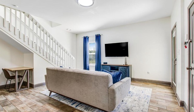 Cozy Charmer in Town