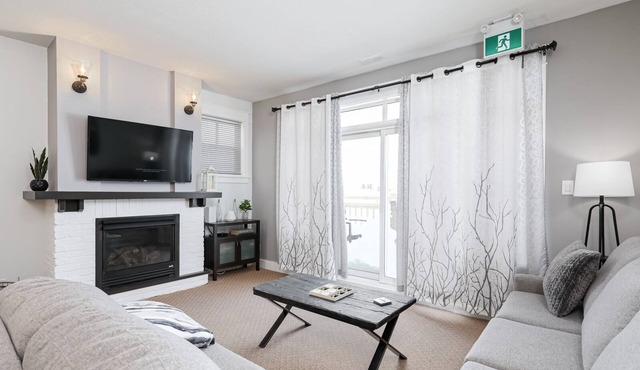 Cozy & Charming Retreat at Blue Mountain