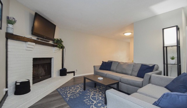 Cozy & Charming 2-bedroom, 2 bath in Central location near Cincinnati