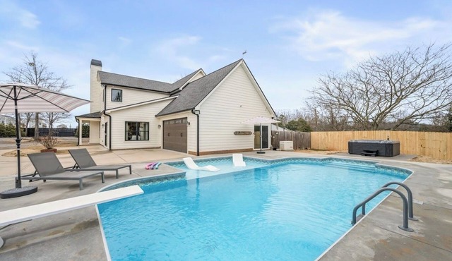 Cozy & Charming 5 BR Family Retreat