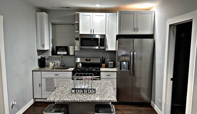 Cozy Charming Art 🎨 Food🌮 Close to Train 🚉 Parking!