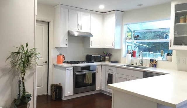 Cozy charming family home near park and Ventura Blvd!