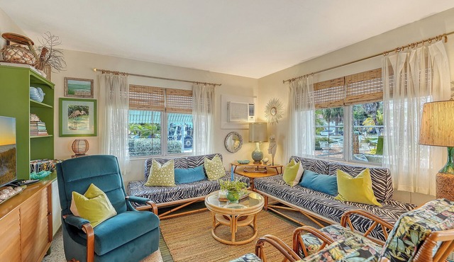 Cozy, Charming, Lovely Lido Key Villa - Beach down the block!