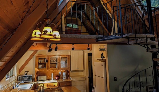 Cozy & Charming Sierra Nevada mts cabin 40 minutes from Kirkwood Ski resort.