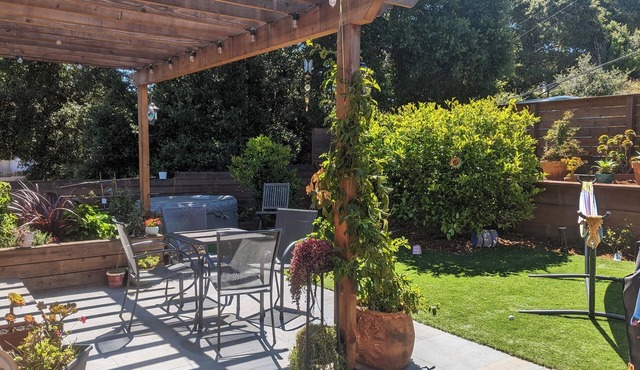 Cozy & charming space with beautiful views, yard and a jacuzzi.