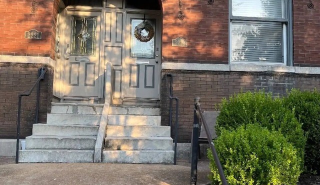 Cozy & charming updated 2bdrm condo mins away from restaurants & entertainment!n