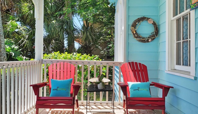 Cozy Charming Cottage ! 2 Min to Beach 3 min walk to Restaurants & Shops