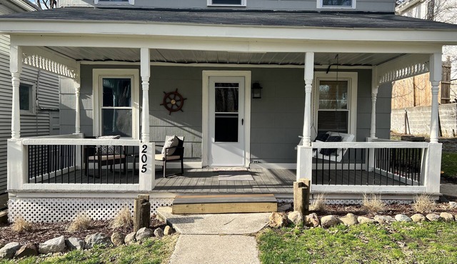 Cozy & cheerful 3 bedroom cottage on Cayuga Lake