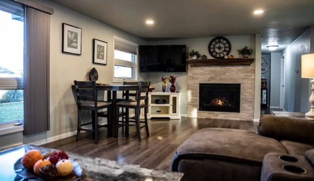 Cozy & Cheerful Home-2 Levels of Comfort!