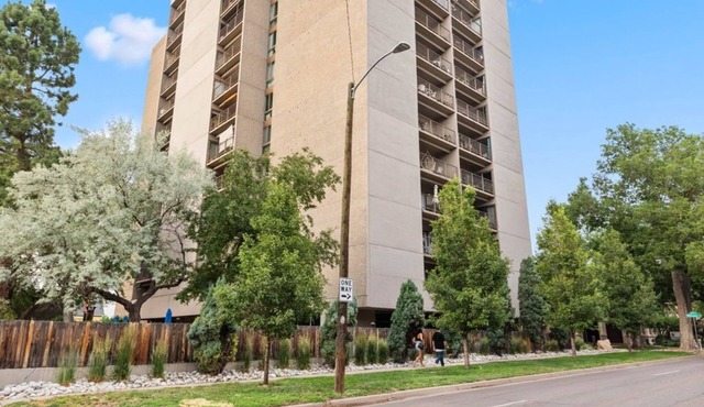 Cozy Cheesman Park condo with fitness room, WiFi in delightful Denver