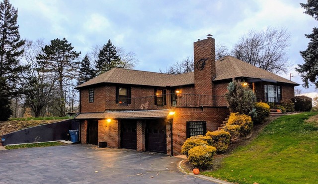 Cozy, Chef-Ready, and Family & Pet Friendly Retreat!