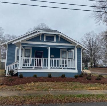 Cozy Chestnut Cottage- Downtown favorite!