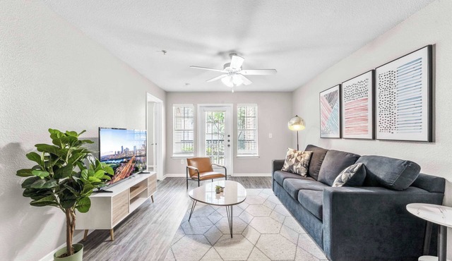 Cozy Chic 2BR King Suite w Gym& close to DT