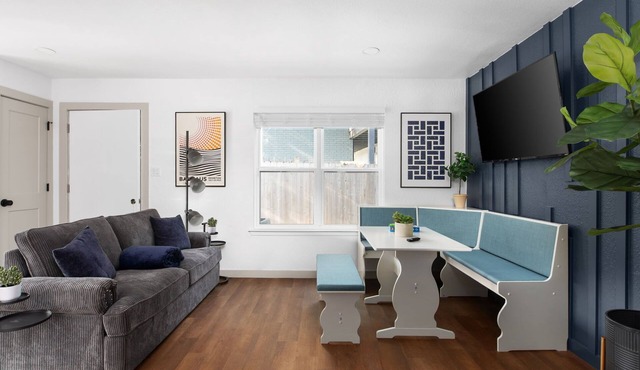 Cozy-Chic 2BR Patio Ideal for Groups