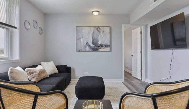 Cozy Chic 4BD 2BA Oak Park Penthouse