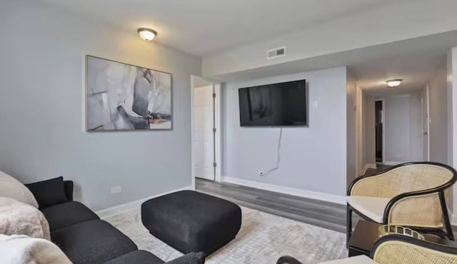 Cozy Chic 4BD 2BA Oak Park Penthouse