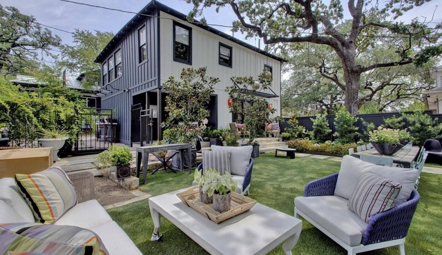 Cozy, Chic Apartment Nestled Amongst Oak Trees In The Heart Of Austin