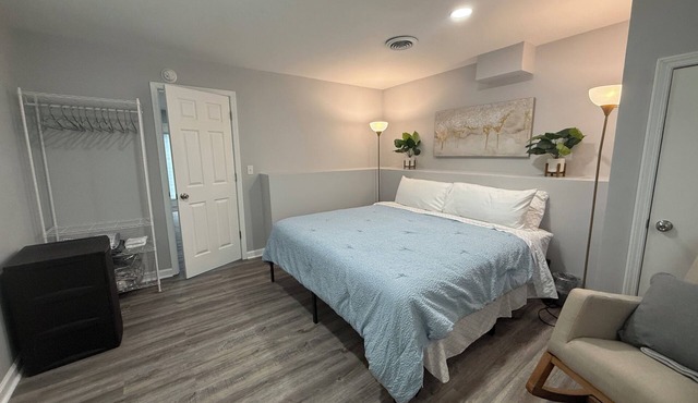 Cozy & Chic Burlington Retreat: King Bed and Newly Renovated Comfort