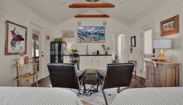 Cozy Chic Cabin on Texas Wine Trail
