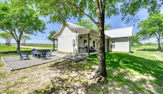 Cozy Chic Cabin with Fire Pit, BBQ and Countryside Views in Texas