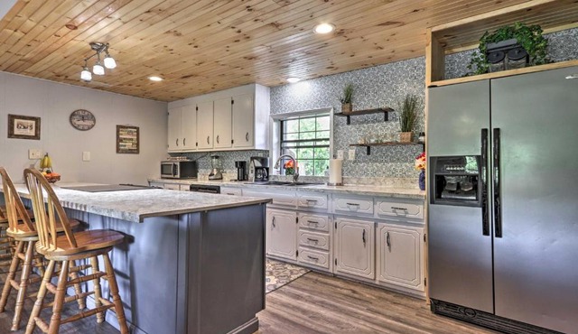 Cozy Chic Escape with Deck 4 Miles to Pigeon Forge!