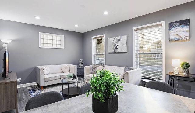 Cozy Chic Home close to Oakbrook