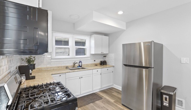 Cozy chic home near O'Hare 3 bedroom 2 bathroom open concept home