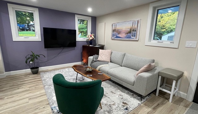Cozy Chic Newly Built Getaway - 2 hours from Toronto!