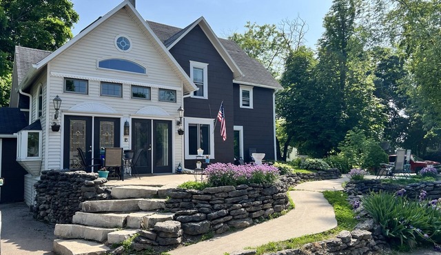 Cozy Chic of Cheboygan: Hot Tub, Tanning Bed, Massage Chair, Walk Everywhere!