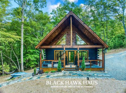 Cozy Chic Retreat Hot Tub, King Beds, Fire Pit