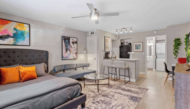Cozy chic studio close to Downtown and Domain