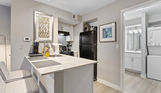 Cozy Chic Studio Close to Downtown and Domain