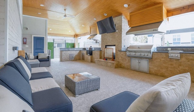 Cozy & Chic - Worker Friendly w/Gym Pool & Lndry